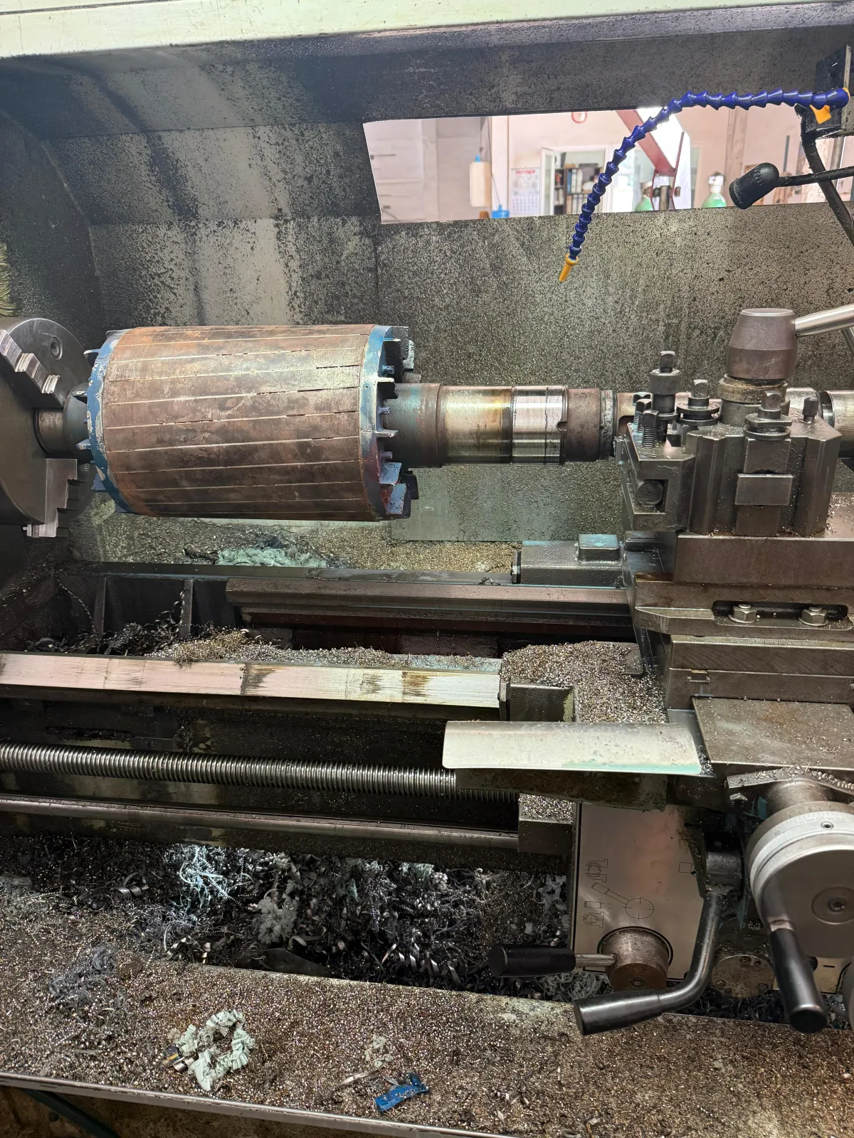Torno mecanizando rotor